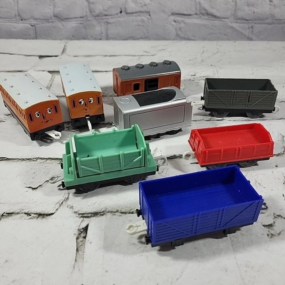 Thomas and Friends Train Track Replacement Cars Lot of 8‎